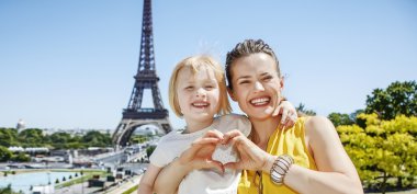 Anne ve kızı kalp gösterilen Paris, Fransa'da el şeklinde