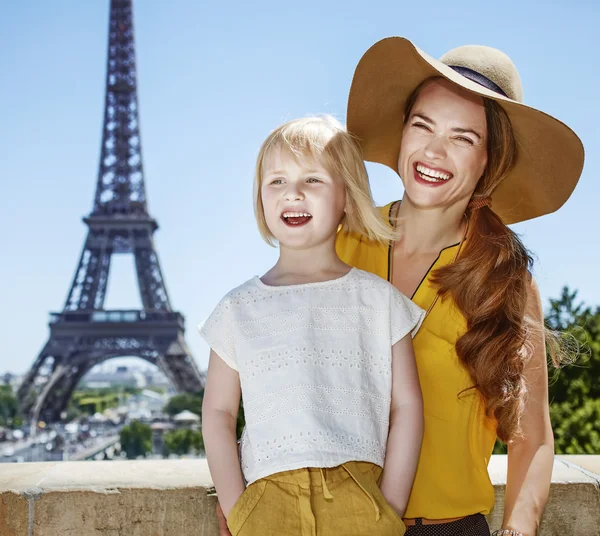 Retrato de los viajeros de madre e hija en París, Francia — Foto de Stock