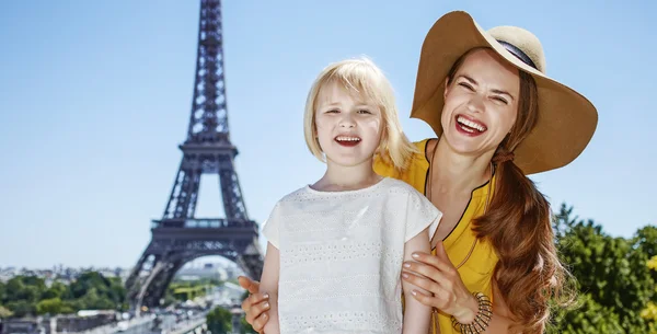 Mother and daughter tourists standing in front of Eiffel tower — Stock Photo, Image