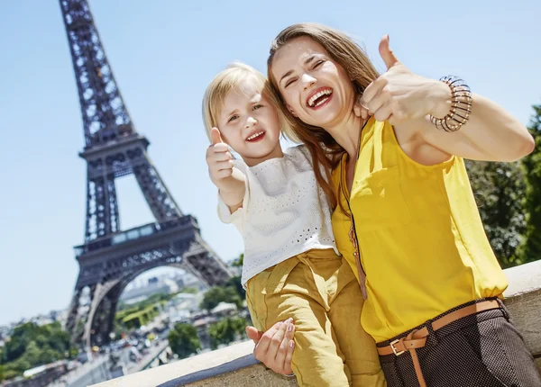 Mère et enfant montrant les pouces devant la tour Eiffel — Photo