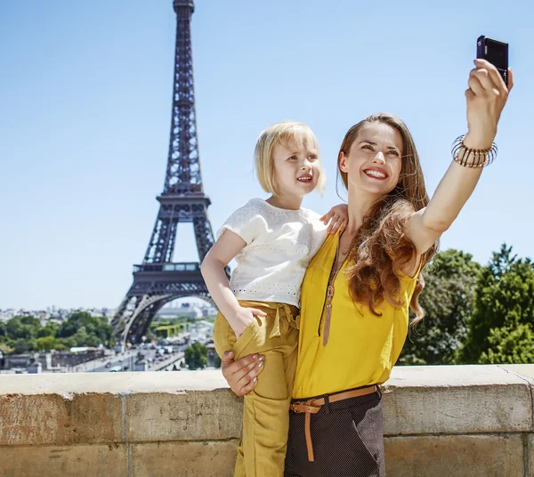 Мать и ребенок делают селфи с цифровой камерой в Париже — стоковое фото