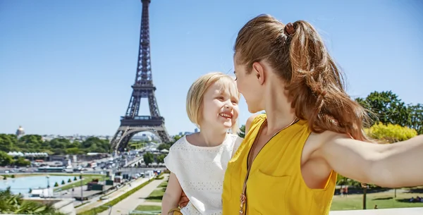 Mãe e filha tomando selfie na frente da torre Eiffel — Fotografia de Stock