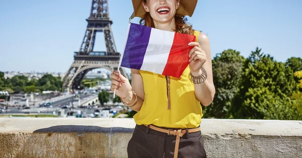 Gelukkig jonge vrouw toont Franse vlag in Parijs, Frankrijk — Stockfoto