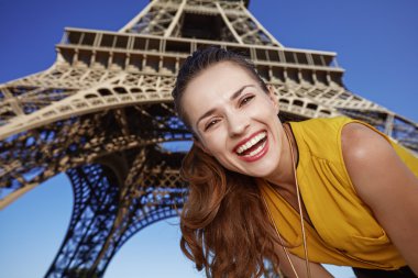 Paris'te Eyfel Kulesi önünde mutlu genç kadın portresi