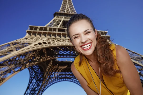 Porträtt av leende ung kvinna i Paris — Stockfoto