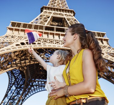 Anne ve kızı gezginler Eyfel Kulesi karşı bayrak yükselen