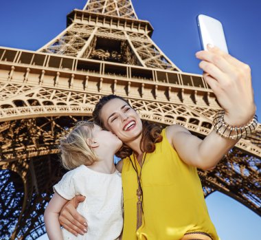 Anne ve kızı turist selfie Eyfel Kulesi alarak