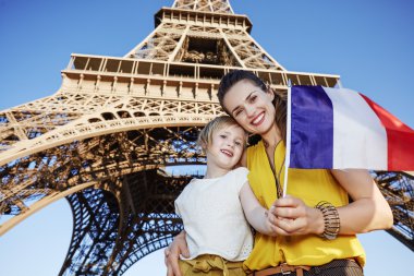 Anne ve çocuk turist Paris Eyfel Kulesi, bayrak gösterilen