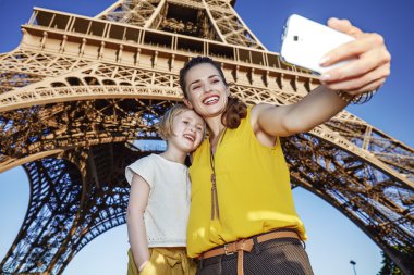 Anne ve çocuk turist selfie Eyfel Kulesi karşı alarak