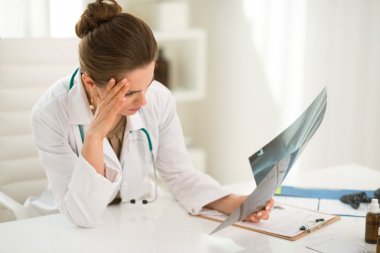 Masada oturan ve roentgen üzerinde seyir söz konusu kadın doktor