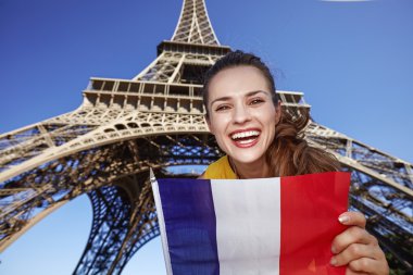 Paris, Fransa'da bayrak gösteren gülümseyen genç kadının portresi