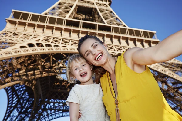 Mama si copilul fericiti isi fac selfie in fata turnului Eiffel — Fotografie, imagine de stoc