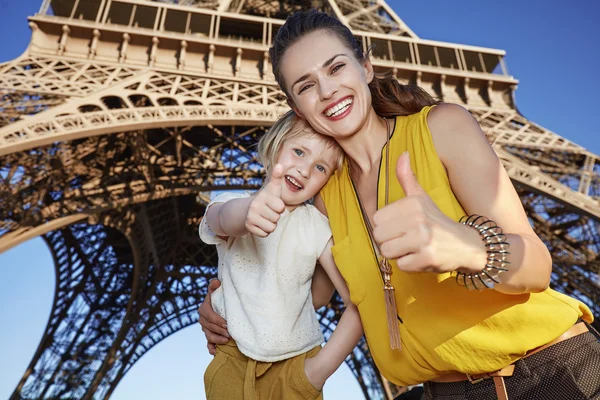 Feliz madre e hija viajando mostrando pulgares hacia arriba en París —  Fotos de Stock