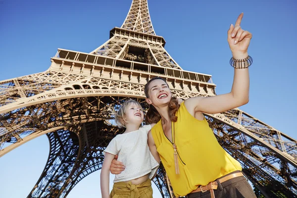 Madre e hija señalando algo cerca de la torre Eiffel —  Fotos de Stock