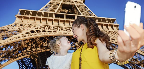 Matka a dcera turisty při selfie proti Eiffelova věž — Stock fotografie