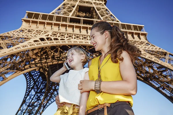 Lycklig mor och dotter turister använder mobiltelefon. Paris — Stockfoto