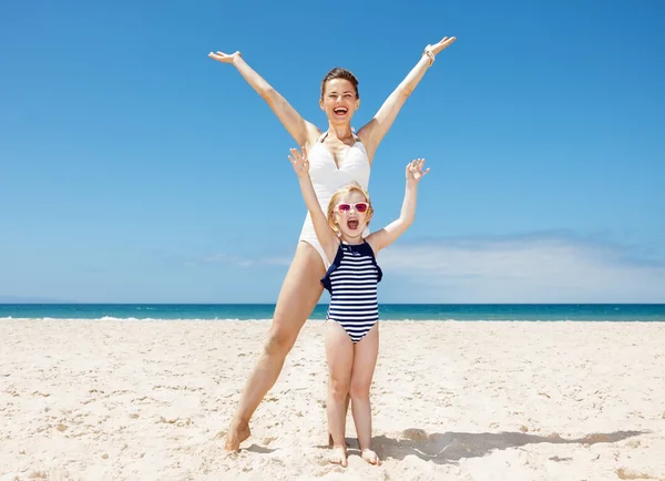 砂浜歓喜で水着は幸せな母と子 — ストック写真
