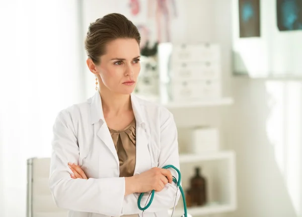 Retrato de doctora pensativa en el consultorio —  Fotos de Stock