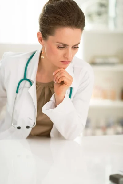 Портрет обеспокоенной женщины-врача в офисе — стоковое фото