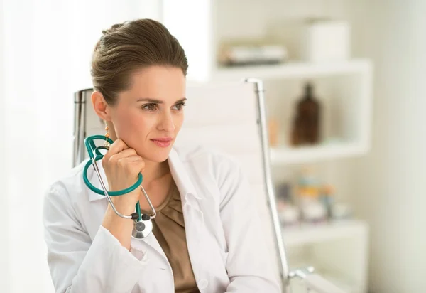 Atención Médica Moderna Retrato Una Doctora Sentada Escritorio Oficina — Foto de Stock