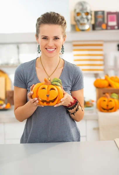 Mujer Joven Sonriente Mostrando Calabaza Cerámica Cocina Decorada Para Halloween —  Fotos de Stock