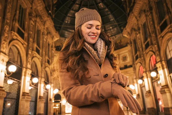 Guanto di regolazione donna felice in Galleria Vittorio Emanuele II — Foto Stock