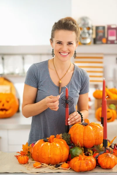 Uśmiechnięta Młoda Kobieta Zniczy Kuchni Urządzone Halloween Najwięcej Dynie Stole — Zdjęcie stockowe