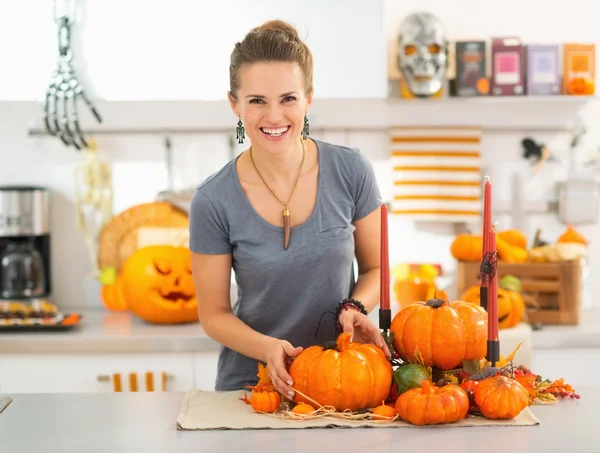 Mosolygó fiatal nő konyhai díszíti a halloween — Stock Fotó