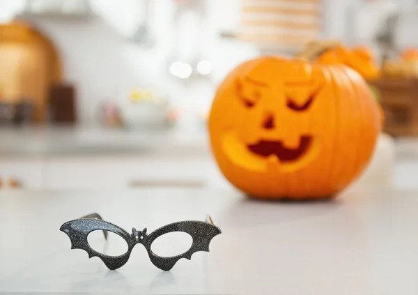 Крупный план на Хэллоуин летучих мышей очки на столе — стоковое фото
