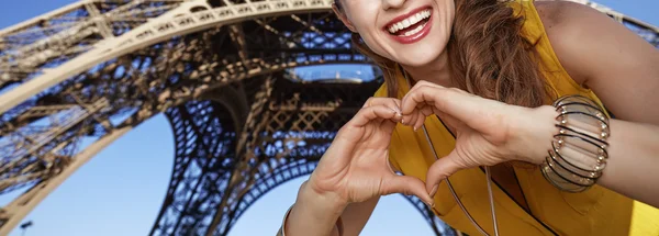 Mosolygó nő mutatja a szív alakú kezét, Paris, Franciaország — Stock Fotó