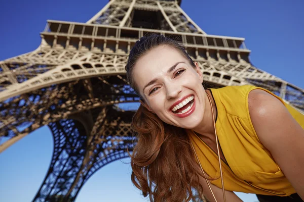 Retrato de una joven feliz frente a la Torre Eiffel en París — Foto de Stock