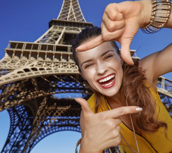 Улыбающаяся женщина с руками против Эйфелевой башни в Париже — стоковое фото