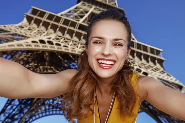Glad ung kvinna tar selfie medan i Paris, Frankrike — Stockfoto