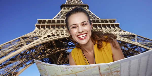 Portrait of happy woman with map against Eiffel tower, Paris — Stock Photo, Image