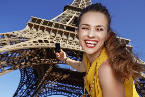 Joven sonriente tomando fotos con cámara en París, Francia —  Fotos de Stock