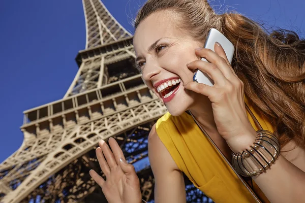 Leende kvinna talade på en mobiltelefon och hand waving i Paris — Stockfoto