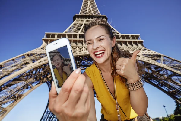 Женщина делает селфи с телефоном перед Эйфелевой башней в Париже — стоковое фото