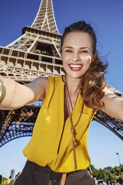 Lycklig kvinna tar selfie mot Eiffeltornet i Paris, Frankrike — Stockfoto