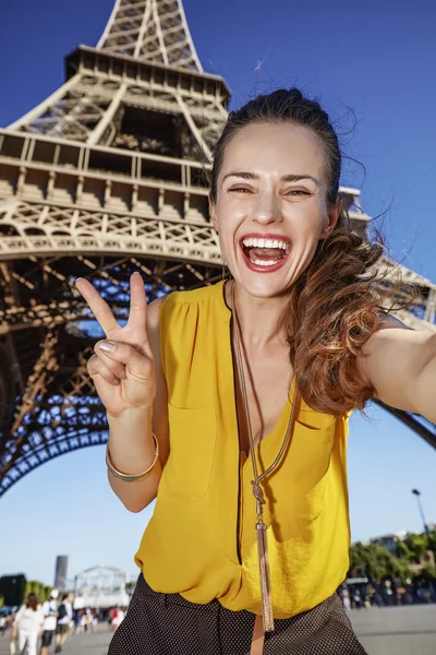 Nő vesz selfie, és bemutatja a győzelem ellen Eiffel-torony — Stock Fotó