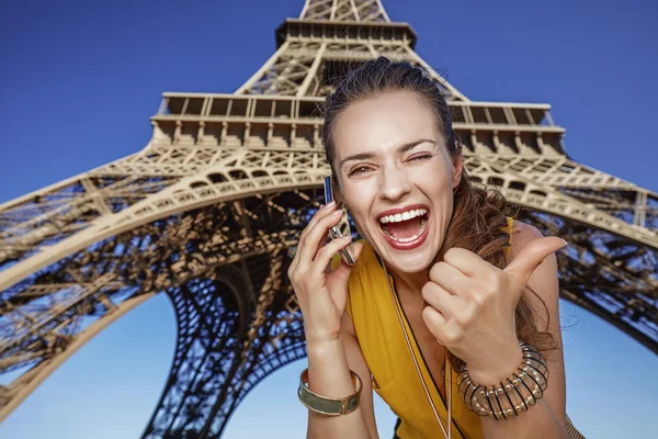 Woman showing thumbs up and speaking on mobile phone in Paris — Stock Photo, Image