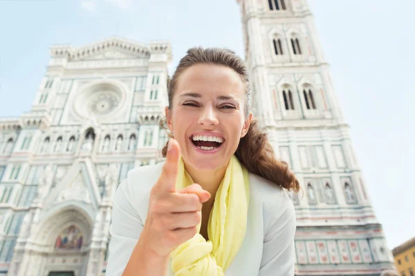 Lachende vrouw in de buurt van Cattedrale di Santa Maria del Fiore — Stockfoto