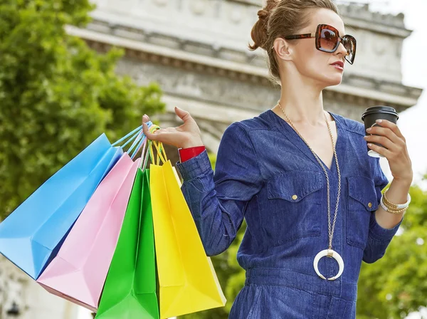 Moda-monger con bolsas de compras mirando a la distancia en París — Foto de Stock