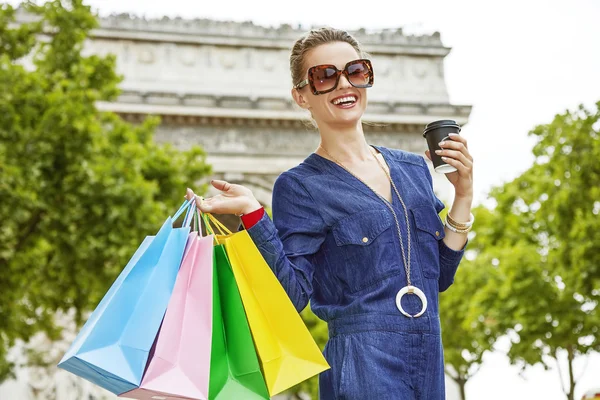 Sonriente joven mujer de moda con bolsas de compras en París, Francia — Foto de Stock