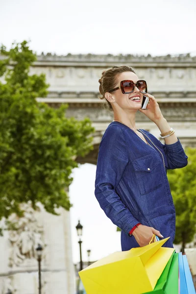 Mode-monger med shoppingkassar talar på mobil i Paris — Stockfoto
