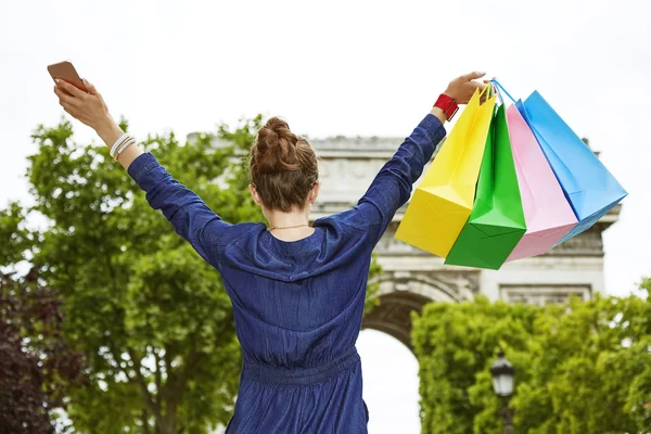 Moda-satıcı ile alışveriş torbaları Arc de Triomphe sevindirici — Stok fotoğraf