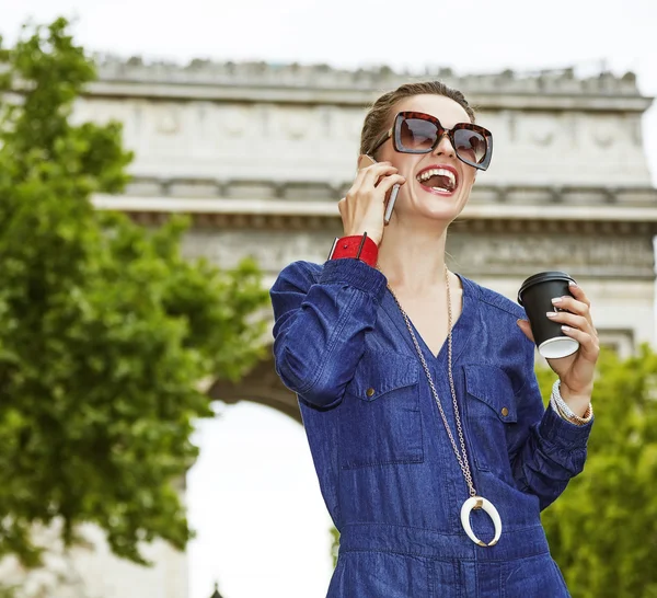 Mode-monger met behulp van een smartphone terwijl het drinken van koffie in Parijs — Stockfoto