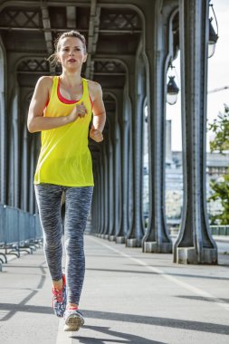 sporcumuz Paris Pont de Bir-Hakeim köprüsü üzerinde çalışan