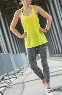 Paris Pont de Bir-Hakeim köprüde duran aktif kadın