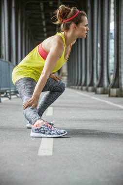 aktif kadın Paris Pont de Bir-Hakeim köprüde germe