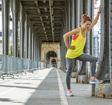 kadın jogger Pont de Bir-Hakeim köprüsü üzerinde çalışmadan sonra rahatlatıcı